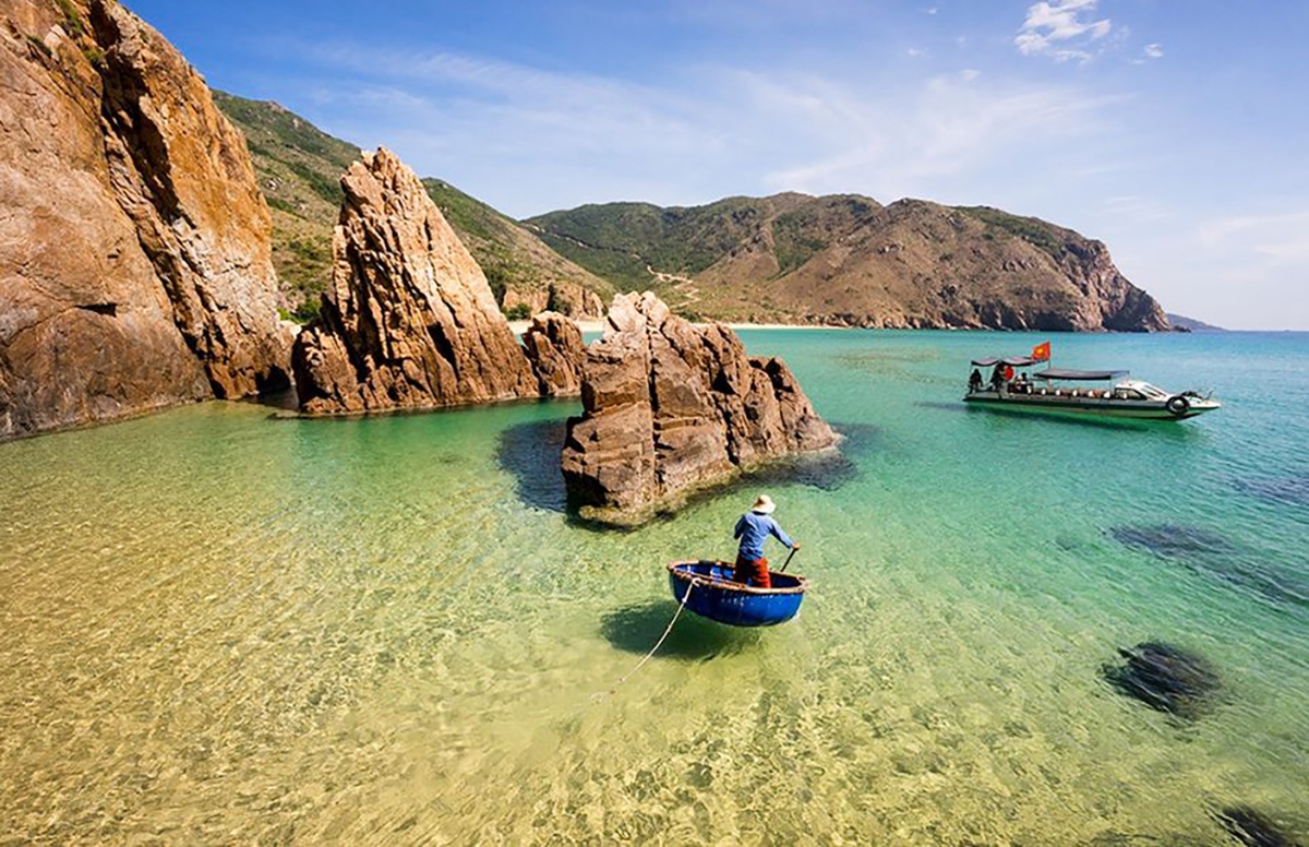 Biển Kỳ Co, Bình Định Nếu bạn đang băn khoăn nên đi du lịch hè ở đâu, thì một địa điểm đầy thú vị là bãi biển Kỳ Co rất đáng để cân nhắc. Bãi biển Kỳ Co cách thành phố Quy Nhơn 25km, thuộc xã Nhơn Lý Bình Định. Bạn sẽ say đắm ngay từ lần đầu đặt chân tại Kỳ Co, bởi vẻ đẹp trong lành đến từ làn nước trong xanh, bãi cát trắng trải dài và nắng vàng óng ánh; cũng chính vì lẽ đó mà bãi biển này được mệnh danh là “Maldives của Việt Nam”.