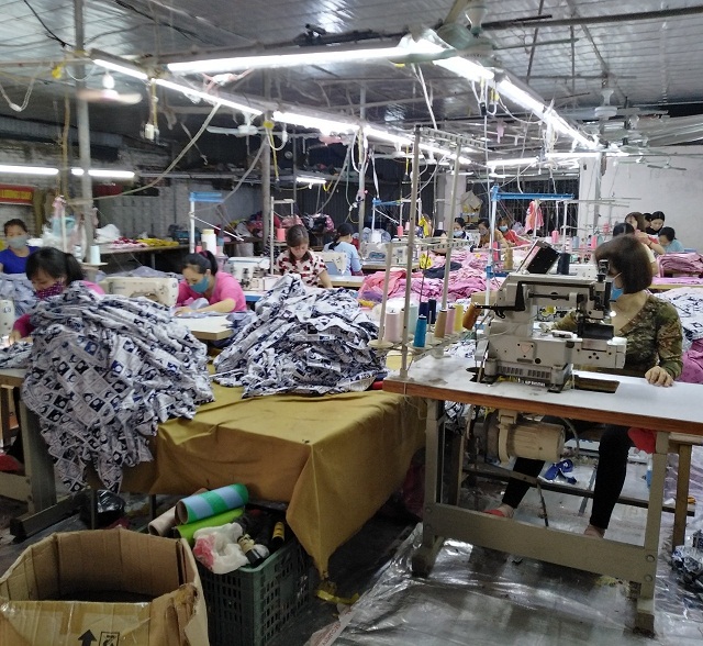 Người lao động tại HTX có rất nhiều thành phần lứa tuổi, từ học sinh phổ thông cho tới lao động trên 35 tuổi trở về từ các khu công nghiệp