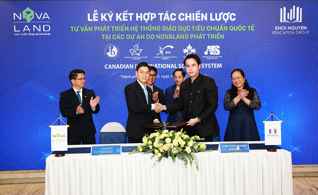 Ông Bùi Phi Hùng – Giám đốc ngành Giáo dục Tập đoàn Novaland và ông Trịnh Quang Khôi Nguyên – Phó Tổng Giám đốc Tập đoàn Khôi Nguyên thực hiện nghi thức ký kết hợp tác