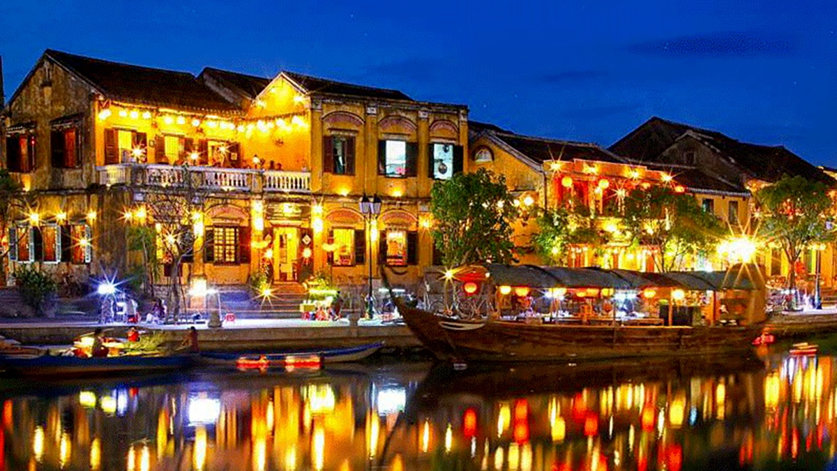 Phố cổ Hội An, Quảng Nam Nếu bạn đang băn khoăn về việc du lịch mùa hè ở đâu, thì du lịch Hội An là lựa chọn tuyệt vời đấy. Phố cổ Hội An được UNESCO công nhận là Di sản Văn hóa Thế giới năm 1999, từ lâu đã quá nổi tiếng thu hút khách du lịch mọi thời điểm trong năm, bởi nơi đây mùa nào cũng đẹp.