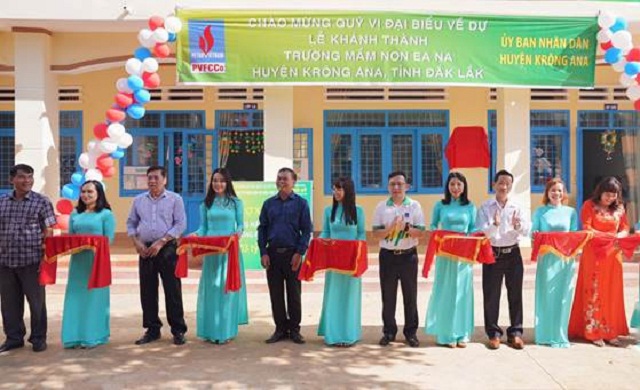 Cắt băng khánh thành công trình nâng cấp, sửa chữa cơ sở hạ tầng trường Mầm non Ea Na