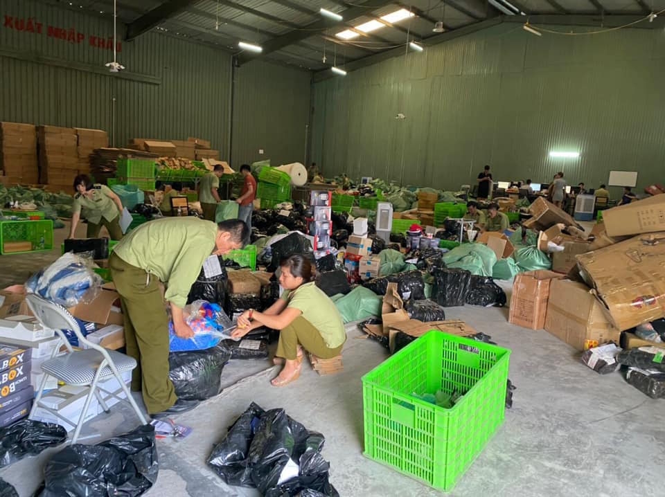 Lực lượng quản lý thị trường kiểm tra hàng hóa buôn lậu