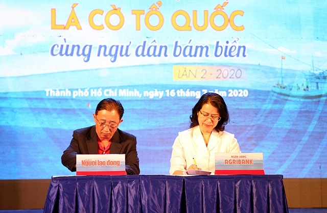 Bà Nguyễn Thị Phượng - Phó Tổng giám đốc Agribank và ông Bùi Thanh Liêm - Phó Tổng biên tập báo Người Lao Động đã ký kết biên bản ghi nhớ đồng hành cùng chương trình “Một triệu lá cờ Tổ quốc cùng ngư dân bám biển”.