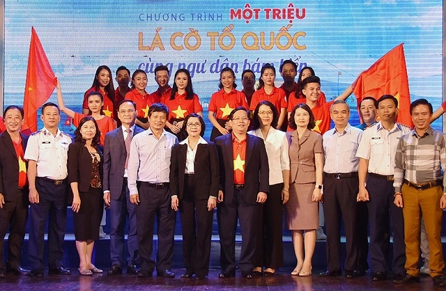 Agribank đồng hành cùng chương trình “Một triệu lá cờ Tổ quốc cùng ngư dân bám biển”