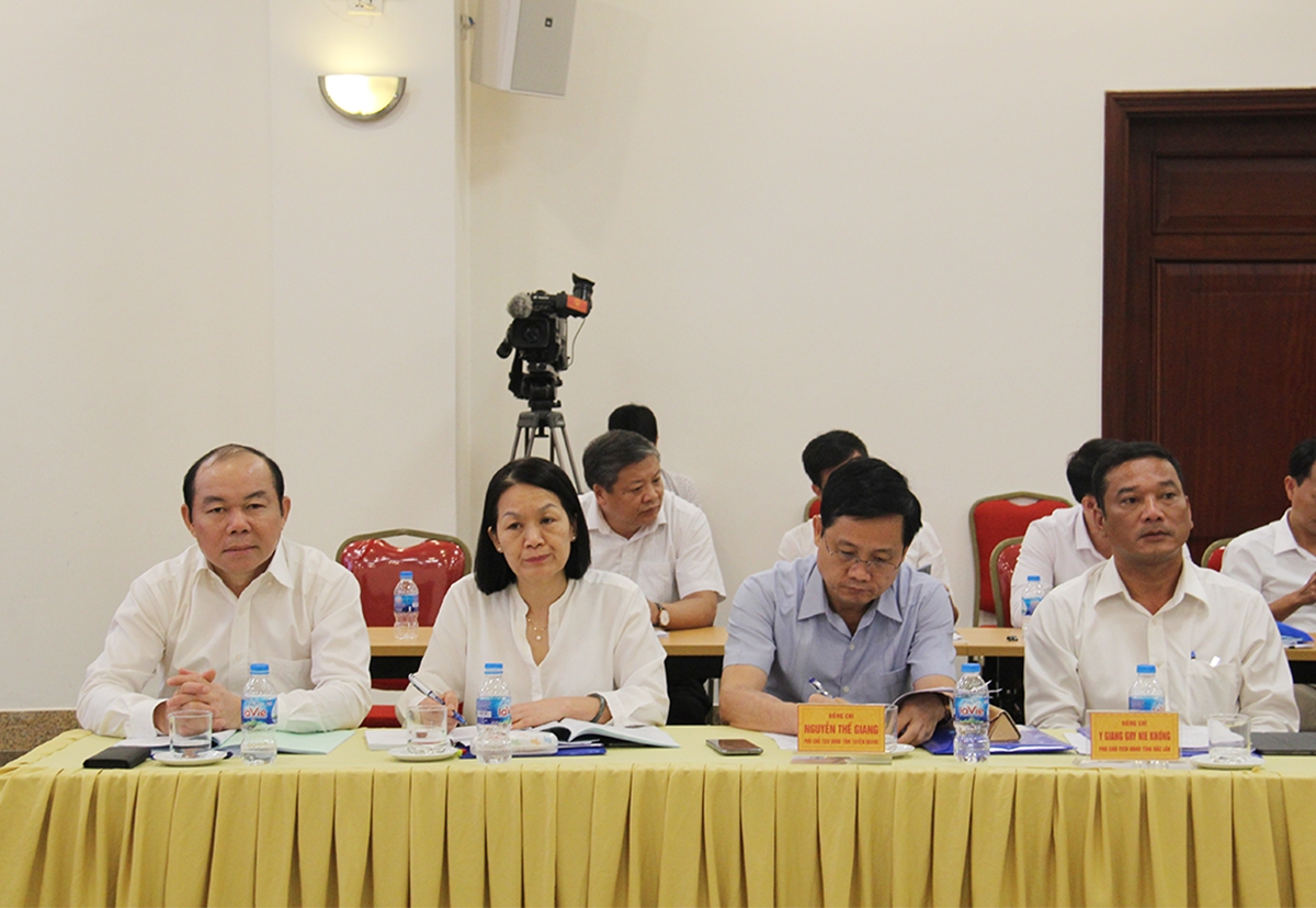 Chủ tịch Liên minh HTX Việt Nam Nguyễn Ngọc Bảo (ngoài cùng bên trái) tham dự Hội thảo (Ảnh: Phạm Duy)