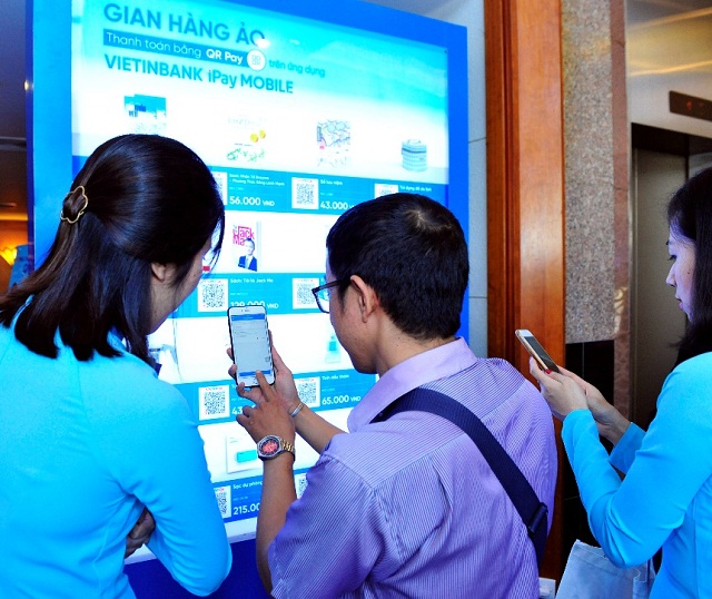 Khách hàng trải nghiệm phương thức thanh toán không dùng tiền mặt của VietinBank