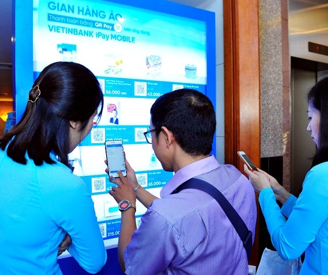 Khách hàng trải nghiệm phương thức thanh toán không dùng tiền mặt của VietinBank