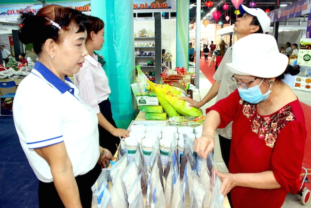 Để “hồi sinh” thì các DN nhóm ngành bán buôn, bán lẻ cần nắm bắt xu hướng mua sắm của người tiêu dùng