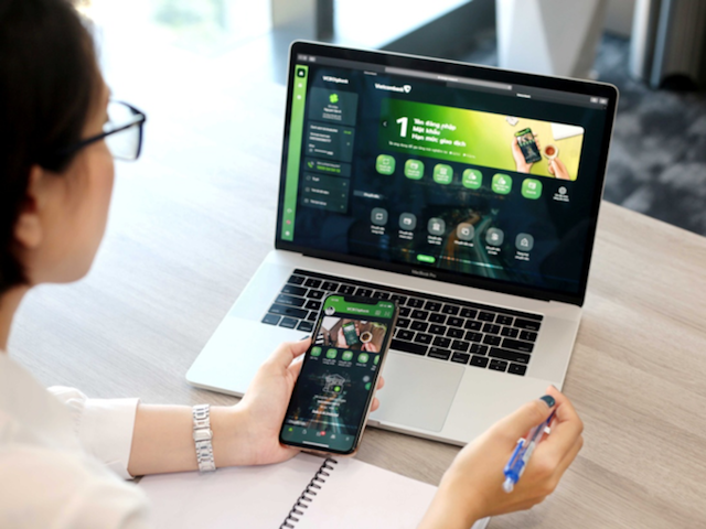 Khách hàng trải nghiệm giao diện VCB Digibank trên điện thoại di động và laptop (Ảnh: Internet)