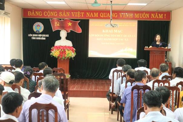 Bà Lê Thị Tâm, Chủ tịch Liên minh HTX tỉnh Ninh Bình phát biểu tại lễ khai giảng lớp học