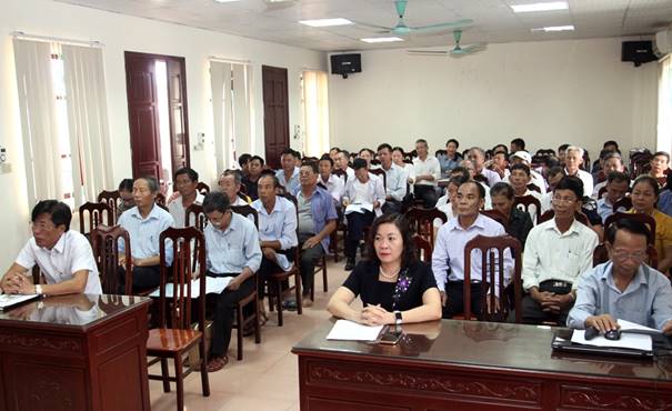 Bà Lê Thị Tâm, Chủ tịch Liên minh HTX tỉnh Ninh Bình cùng các giảng viên, học viên tham dự khai giảng lớp bồi dưỡng kiến thức cho lãnh đạo và kế toàn các HTX của huyện Gia Viễn và Nho Quan