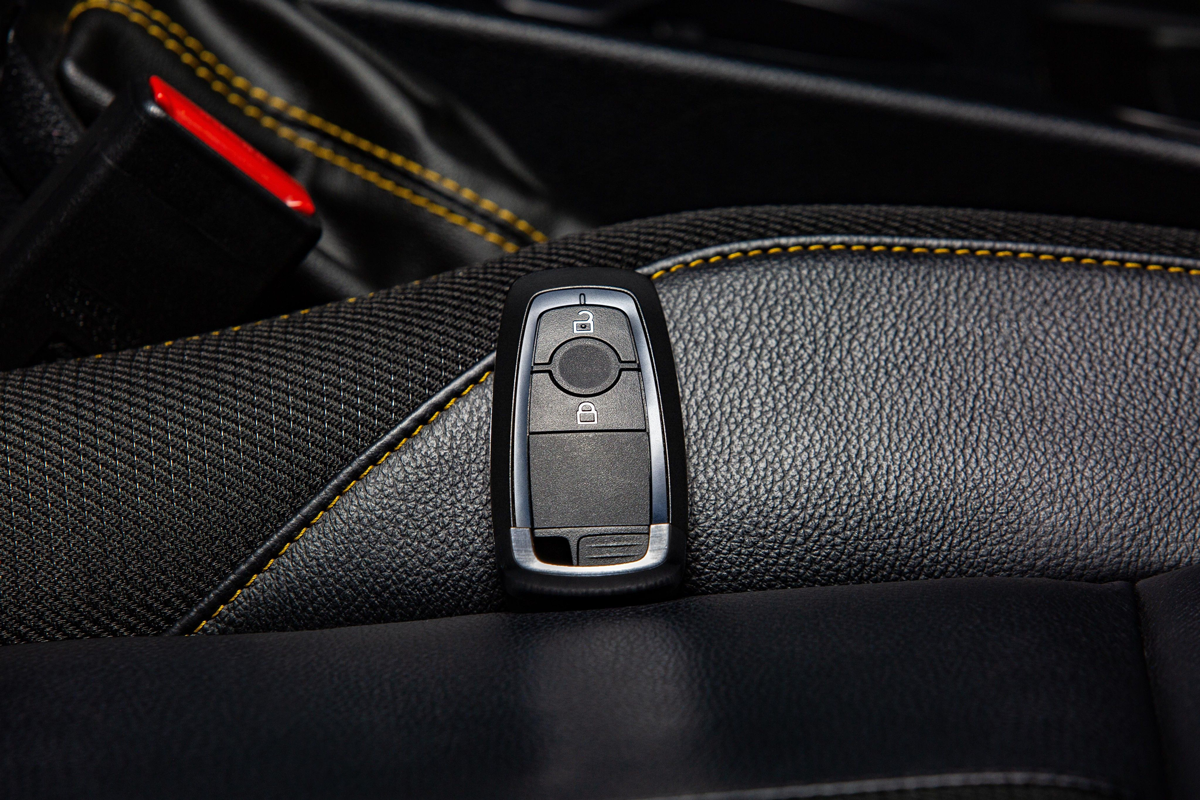 Chìa khóa thông minh Chìa khóa thông minh (Remote Keyless Entry) là tính năng rất tiện lợi đối với những chủ xe thường phải di chuyển với khối lượng hàng hóa khổng lồ. Nhờ vậy, các chủ xe không cần tốn sức đặt hành lý xuống đất để tìm kiếm chìa khóa, mà có thể dễ dàng mở cửa xe kể cả khi không có chìa khóa trên tay. Bên cạnh sự tiện lợi, chìa khóa thông minh còn được lập trình để chỉ sử dụng được cho một chiếc Ranger duy nhất.