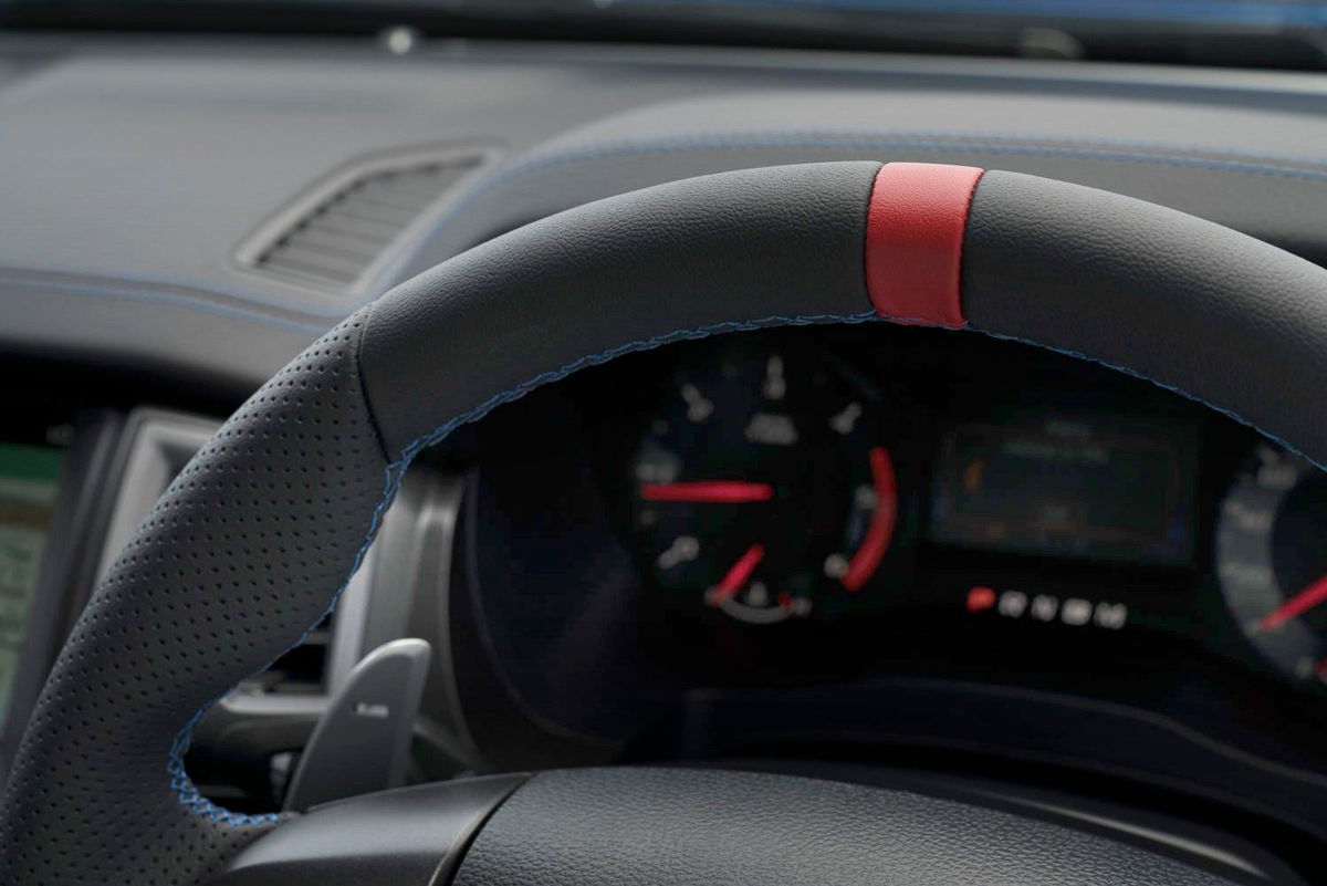 Đường kẻ sọc trên vô lăng Mốc đánh dấu góc 12 giờ màu đỏ nổi bật trên vô lăng của Ranger Raptor không chỉ đơn thuần là một phần của thiết kế nội thất. Trên thực tế, chi tiết này có ý nghĩa quan trọng hơn rất nhiều. “Chi tiết này có ý nghĩa về chức năng hơn là thiết kế, sọc đỏ đánh dấu vị trí 12 giờ hỗ trợ tài xế luôn có được sự tập trung khi phải điều khiển xe ở tốc độ cao. Chi tiết này luôn nổi bật trong tầm nhìn ngoại vi của tài xế, và giúp họ dễ dàng theo dõi hướng xoay của lốp khi đánh lái hoặc ôm cua.” - Ông Justin Capicchiano, Giám đốc Bộ phận Hiệu năng Cao của Ford chia sẻ.