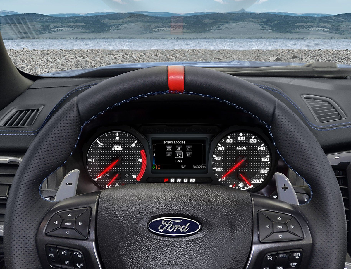 Hệ thống Kiểm Soát Đường Địa hình Các chế độ kiểm soát đường địa hình của Ranger Raptor đã được lập trình để tối ưu độ bám, tăng cường khả năng vận hành trên các điều kiện địa hình khắc nghiệt như đường bùn đất hay cát sỏi trơn trượt, chỉ với một nút bấm trên vô lăng. Tương tự với “người anh” F-150 Raptor, nút bấm này được bố trí ở vị trí phù hợp, cho phép người lái thuận tiện chuyển đổi giữa các chế độ mà không cần rời tay khỏi vô lăng, đồng thời có thể dễ dàng thao tác ngay cả khi đang đeo găng tay.