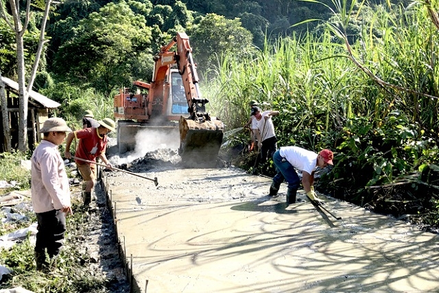 Người dân thôn Đèo Ảng (Bình Xa) làm đường vào vùng nguyên liệu mía