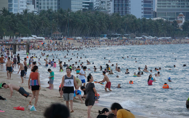 Du lịch biển đang quá tải trong mùa cao điểm.