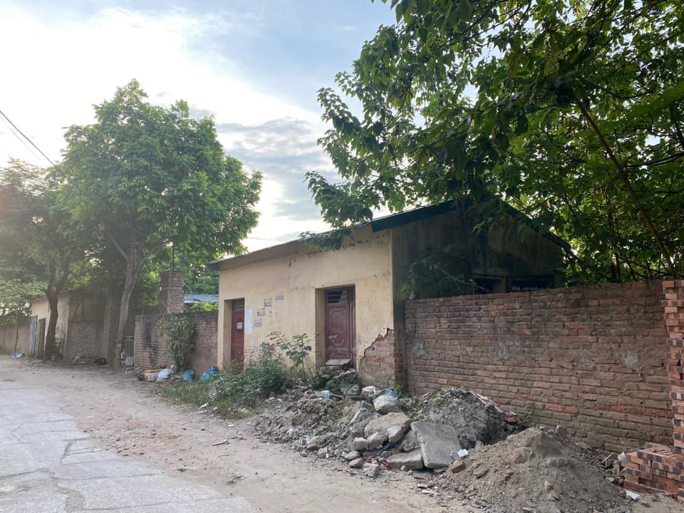 Dự án không được triển khai nên bên ngoài trông nhếch nhác, gây mất mỹ quan đô thị và lãng phí nguồn lực đất đai của Nhà nước