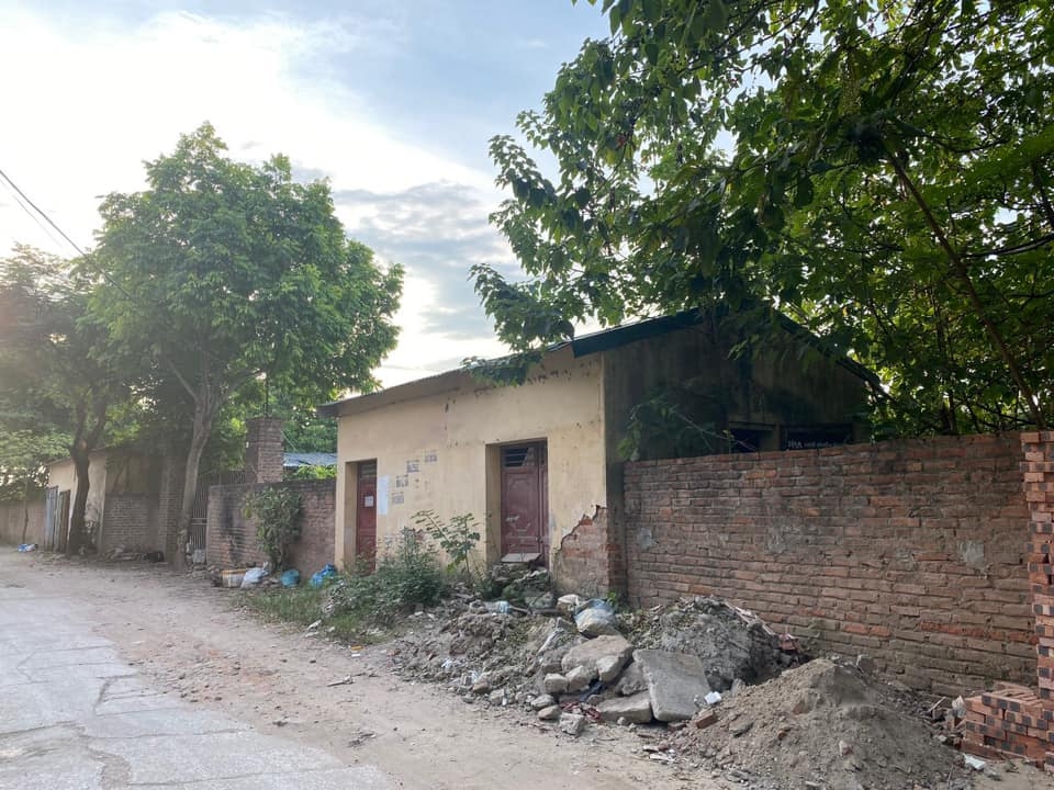 Dự án không được triển khai nên bên ngoài trông nhếch nhác, gây mất mỹ quan đô thị và lãng phí nguồn lực đất đai của Nhà nước