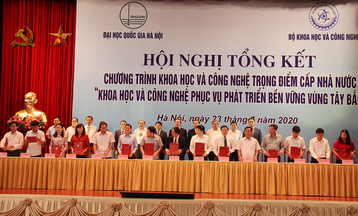 Các đồng chí lãnh đạo Ban, bộ, ngành và Liên minh HTX Việt Nam chứng kiến lễ ký kết về công tác nghiên cứu khoa học vùng Tây Bắc giữa Đại học QGHN với 14 tỉnh phía Bắc (Ảnh: Phạm Duy)