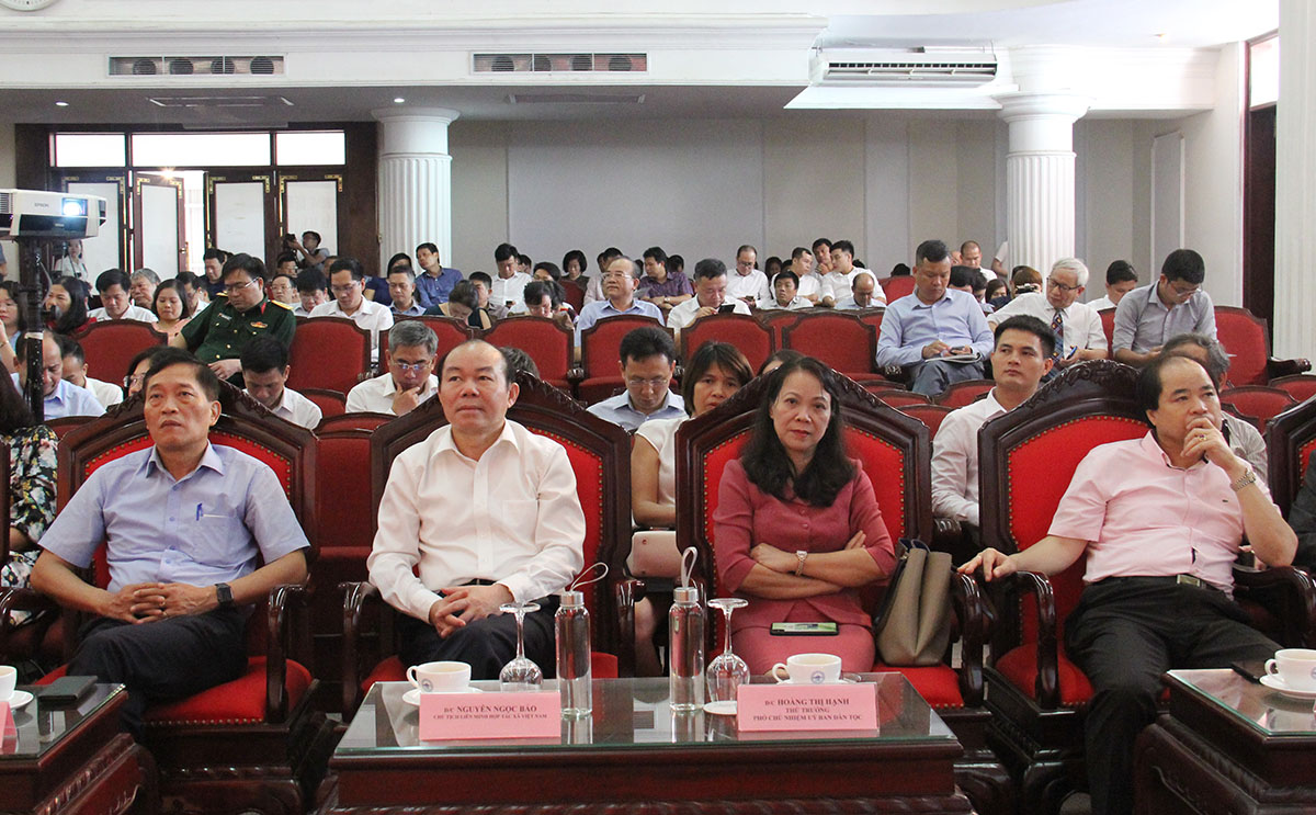 Chủ tịch Liên minh HTX Việt Nam Nguyễn Ngọc Bảo (thứ hai từ trái sang) cùng lãnh đạo các bộ, ngành tham dự hội nghị (Ảnh: Phạm Duy)