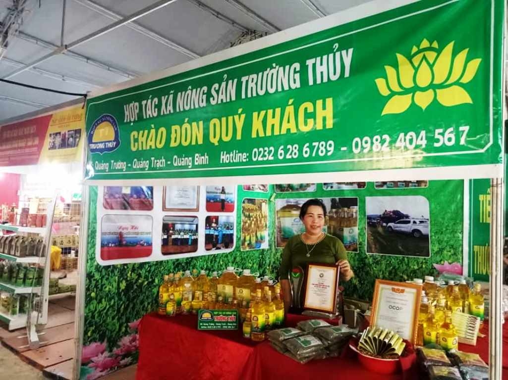 Chị Đinh Thị Mai Hoa, Chủ tịch HĐQT, Giám đốc HTX Trường Thuỷ bên gian hàng sản phẩm tham gia trưng bày, giới thiệu sản phẩm tại Hà Nội (Ảnh: Phạm Duy)