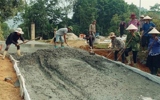 Nông dân xã Thanh Phú (thị xã Bình Long) làm đường giao thông nông thôn