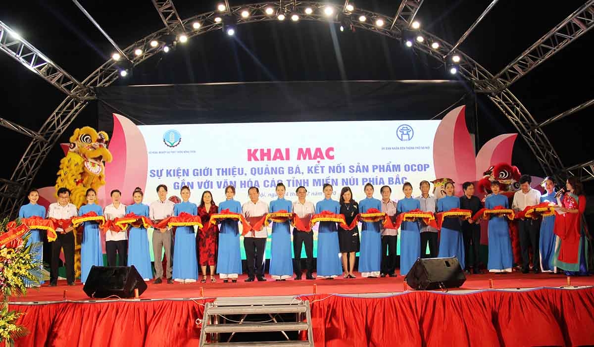 Các đại biểu cắt băng khai mạc hội chợ (Ảnh: Phạm Duy)