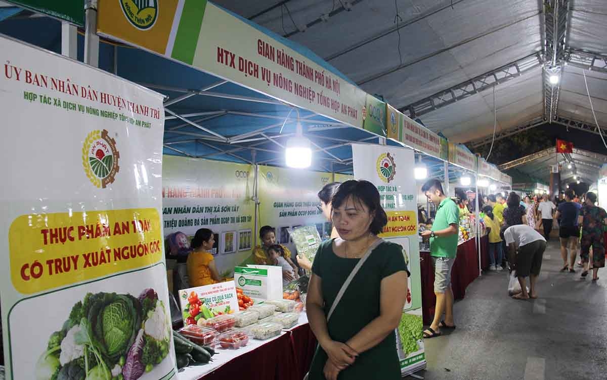 Hội chợ thu hút đông đảo doanh nghiệp, HTX tham gia và sự hưởng ứng tích cực của người tiêu dùng (Ảnh: Phạm Duy)