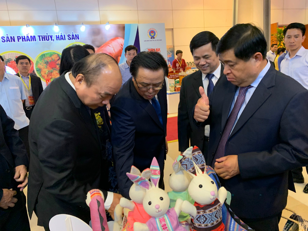 Các sản phẩm của HTX sản xuất được các đồng chí lãnh đạo của Đảng và Nhà nước rất quan tâm. Trong ảnh, Thủ tướng Chính Phủ Nguyễn Xuân Phúc đang tham quan gian hàng trưng bày sản phẩm HTX tại Diễn đàn Kinh tế Hợp tác, Hợp tác xã 2019.