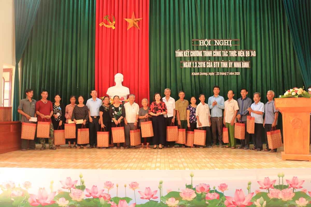 Liên minh HTX tỉnh Ninh Bình trăo tặng quà cho gia đình chính sách tại xã Khánh Dương, huyện Yên Khánh nhân dịp kỷ niệm 73 năm Ngày Thương binh Liệt sĩ (27/7/1947-27/7/2020)