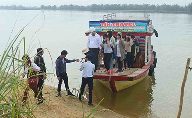 Một số cá nhân tại địa phương đã kết hợp với các công ty lữ hành hình thành các dịch vụ đưa đón khách (Ảnh: TL)