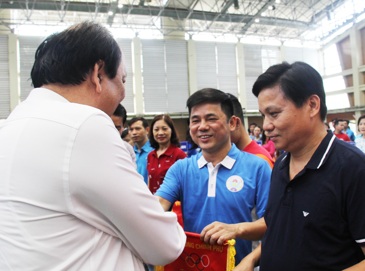 Ủy viên Trung ương Đảng, Bí thư Đảng ủy, Bộ trưởng, Chủ nhiệm Văn phòng Chính phủ Mai Tiến Dũng tặng cờ cho Phó chủ tịch Liên minh HTX Việt Nam Nguyễn Văn Thịnh.