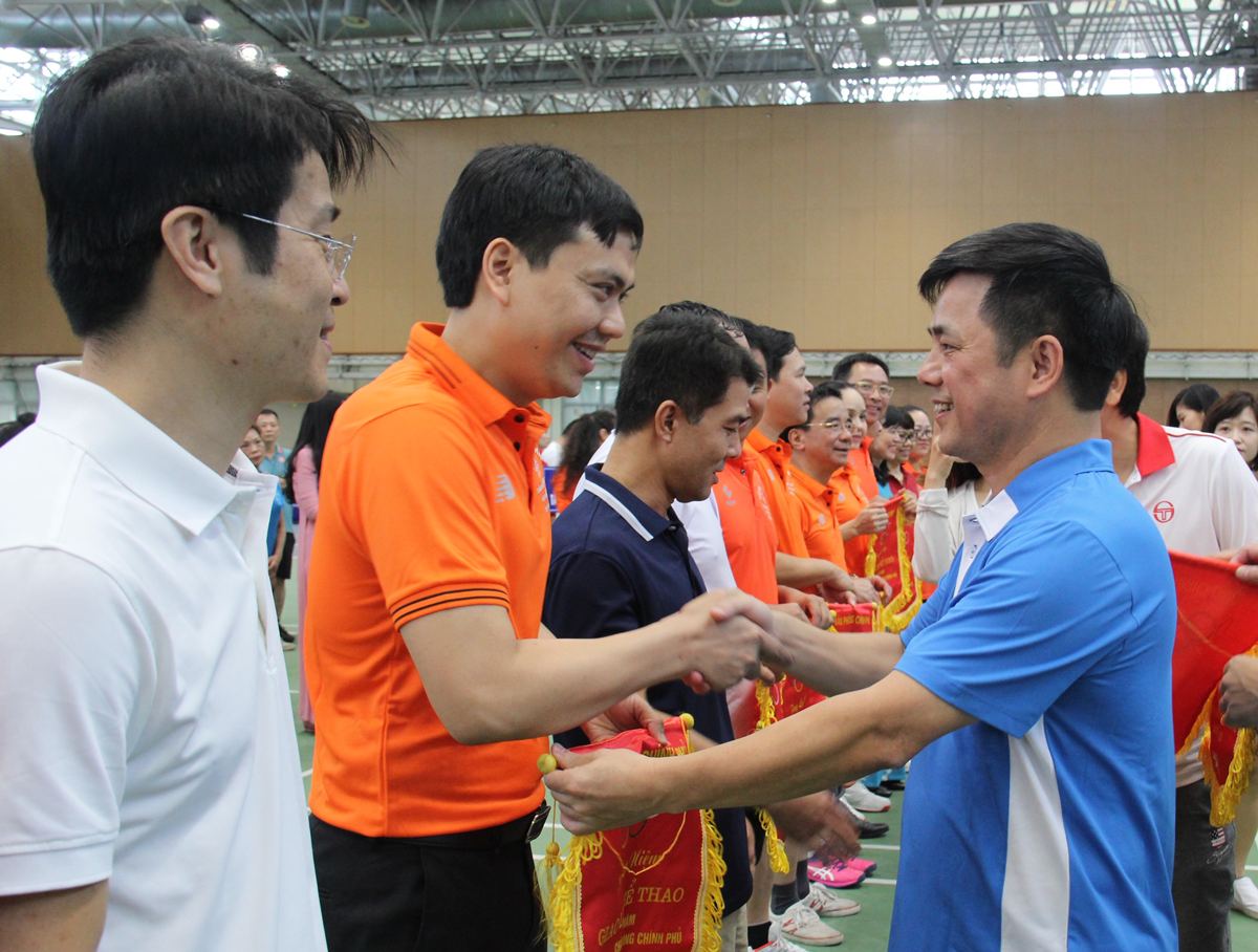 Phó Chủ tịch Liên minh HTX Việt Nam Nguyễn Văn Thịnh tặng cờ cho các đơn vị tham gia giao lưu thể thao.