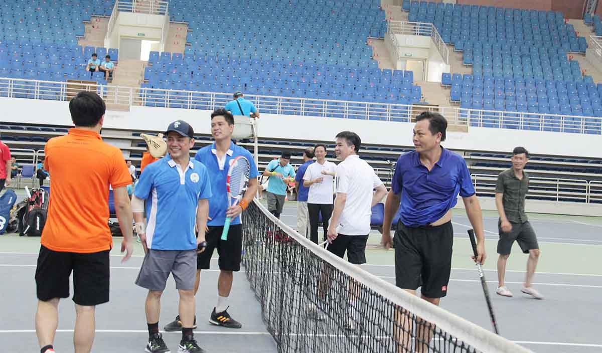 Lãnh đạo Liên minh HTX Việt Nam thi đấu với lãnh đạo Văn phòng Quốc hội.