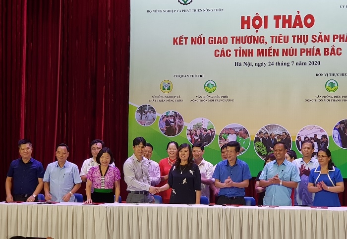 Lễ ký biên bản ghi nhớ kết nối, tiêu thụ sản phẩm OCOP (Ảnh: Phạm Duy)