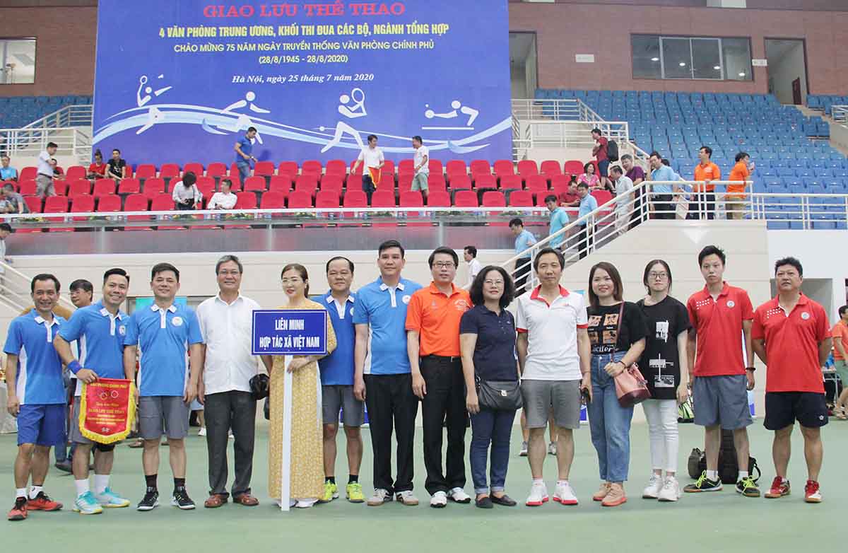 Phó Chủ tịch Liên minh HTX Việt Nam cùng lãnh đạo Văn phòng Chính phủ chụp ảnh với các vận động viên và cán bộ của Liên minh HTX Việt Nam.