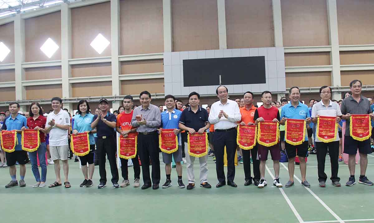 Ủy viên Trung ương Đảng, Bí thư Đảng ủy, Bộ trưởng, Chủ nhiệm Văn phòng Chính phủ Mai Tiến Dũng; Uỷ viên Trung ương Đảng, Phó Chánh Văn phòng Trung ương Đảng Nguyễn Đắc Vinh tặng cờ cho các đơn vị tham gia.