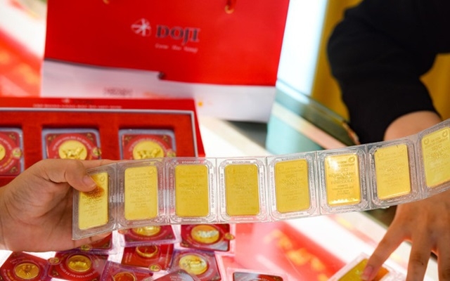 Vàng trong nước giảm mạnh và tuột mốc 55 triệu đồng/lượng.