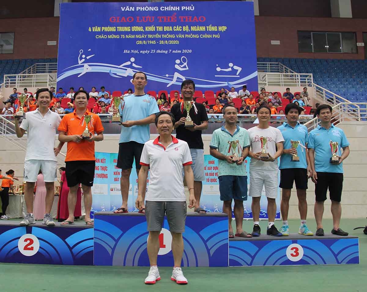 Thứ trưởng Bộ Nội vụ Trần Anh Tuấn trao giải cho các đội đạt giải