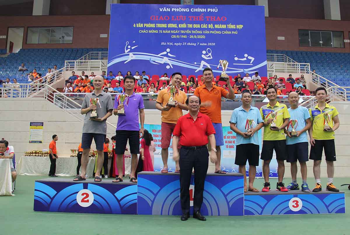 Ủy viên Trung ương Đảng, Bí thư Đảng ủy, Bộ trưởng, Chủ nhiệm Văn phòng Chính phủ Mai Tiến Dũng trao giải Nhất cho đôi nam Liên minh HTX Việt Nam và các đội đạt giải nhì, ba môn Tennis