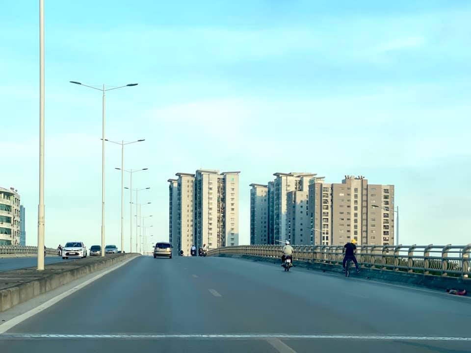 Từ Khu liên hiệp thể thao quốc gia Mỹ Đình có thể đi qua đường Trần Hữu Dực hoặc Quốc lộ 32. Điểm gặp nhau vẫn phải đi qua thị trấn Trạm Trôi.