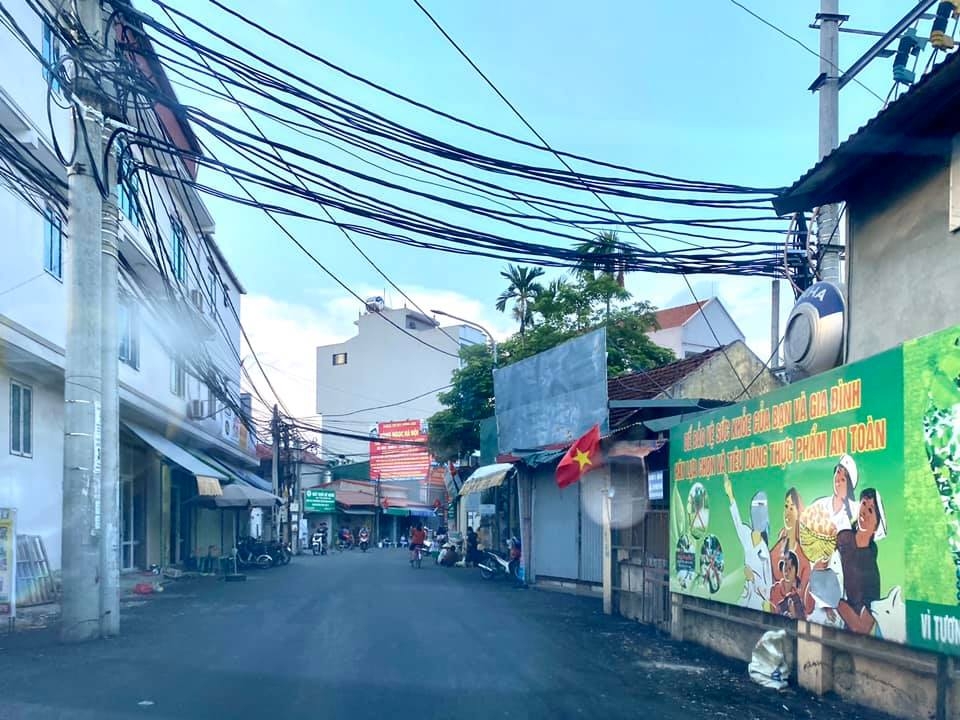 Tại trục đường trung tâm xã, giá đất từ 46 triệu đồng/m2. Môi giới ở đây cho biết, cuối năm 2019, cũng vẫn mảnh đất đó, giá chỉ từ 37-39 triệu đồng/m2.