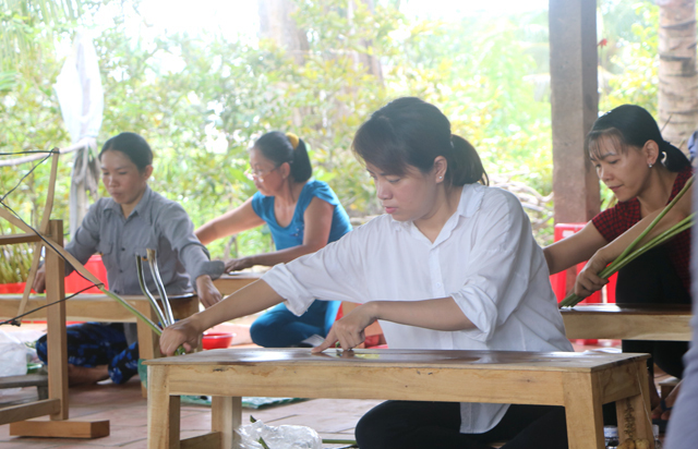 Lớp học kéo, miết chỉ tơ sen ở Tháp Mười