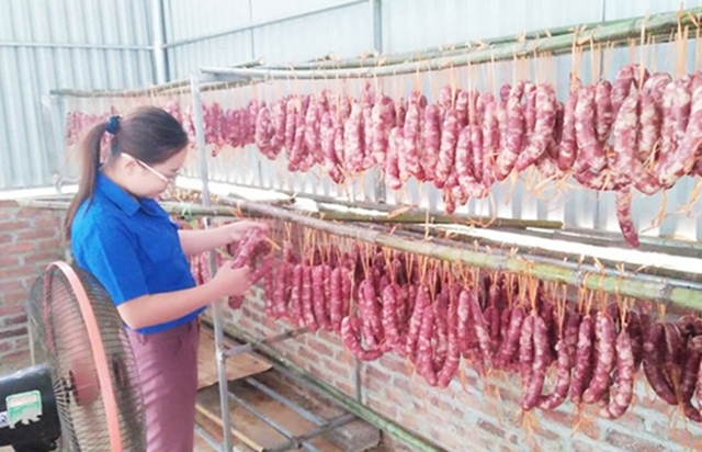 Các HTX đang thúc đẩy sản phẩm kinh tế thế mạnh tại Ba Bể, điển hình như lạp sườn của HTX Nhung Lũy (Ảnh Tư liệu)