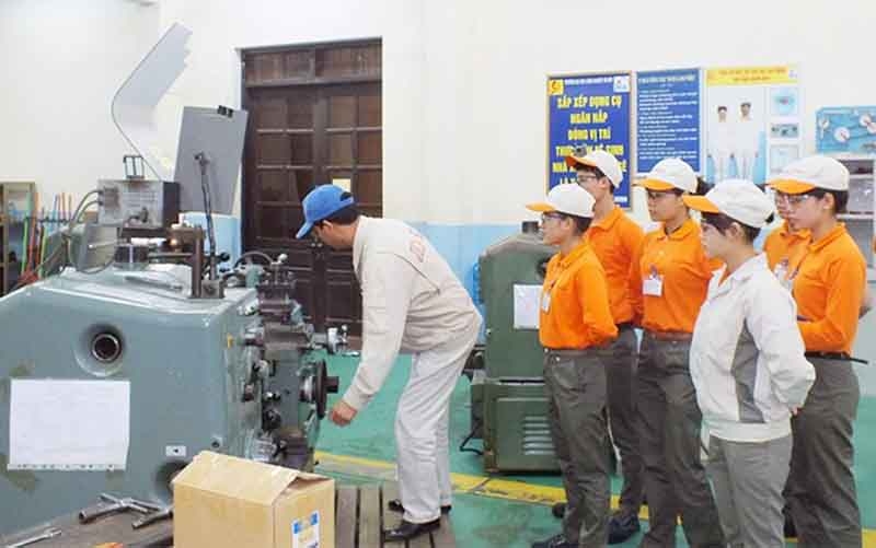 Lớp dạy nghề cơ khí tại trường Cao đẳng nghề Hà Nam cho lao động nông thôn để hướng tới xuất khẩu lao động.