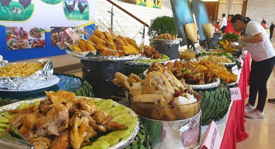 Sản phẩm gà đã chế biến được trưng bày tại Lễ hội.