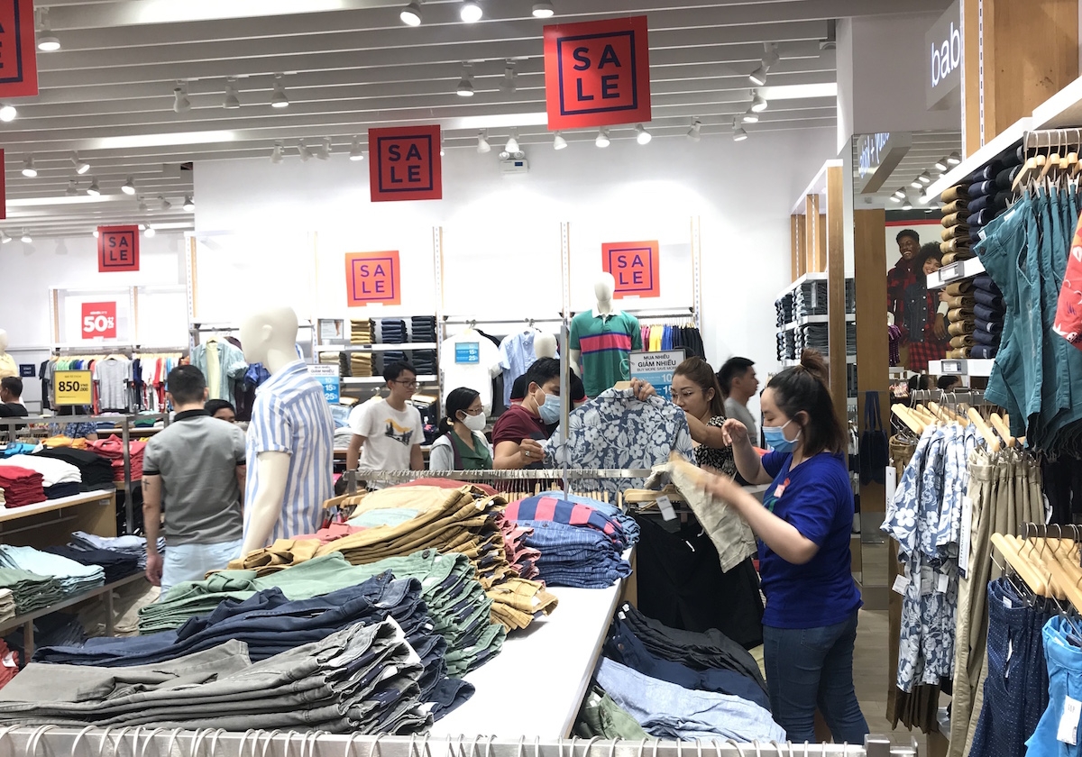 Ngành hàng may mặc triển khai nhiều chương trình khuyến mại giảm giá sâu (Ảnh: TL)