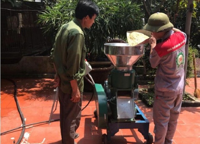 Thành viên HTX được doanh nghiệp hướng dẫn sử dụng máy móc