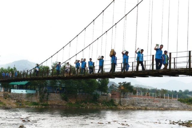 Việc đầu tư xây dựng những cây cầu treo giúp cho việc đi lại thuận tiện, người dân phát triển kinh tế, góp phần xóa đói giảm nghèo (Ảnh: TL)