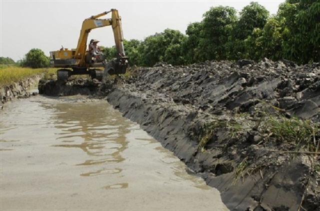HTX đang thực hiện nạo vét mương nội đồng